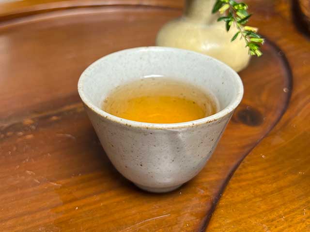 图为紫玉2005忙肺古树春尖400克饼品鉴第二道茶汤