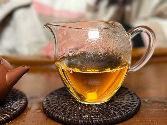 图为紫玉2005忙肺古树春尖400克饼品鉴第八道茶汤