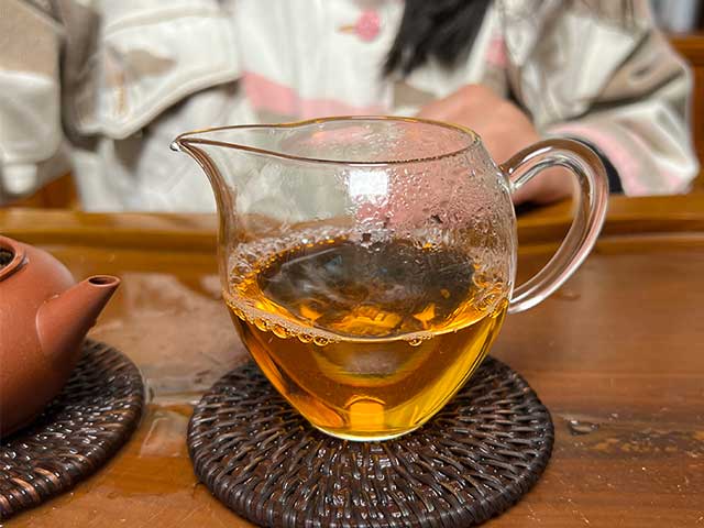 图为紫玉2005忙肺古树春尖400克饼品鉴第九道茶汤