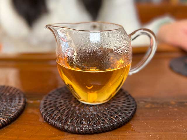 图为2003年下关特级青饼铁饼洗茶润茶头道