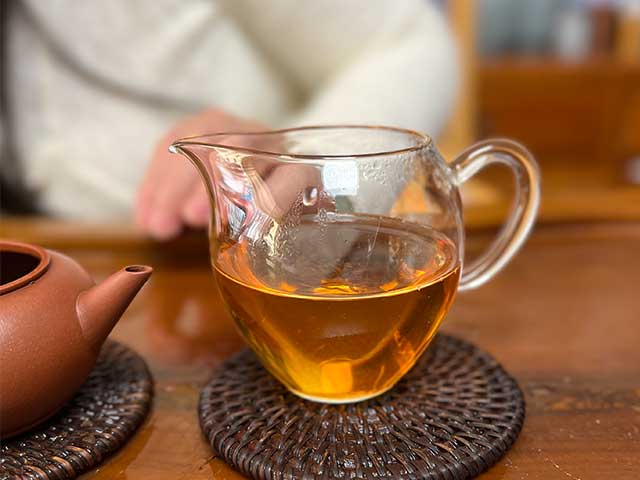 图为2003年下关特级青饼铁饼品鉴头道茶汤