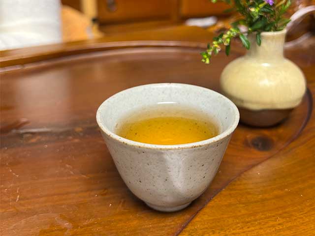 图为2003年下关特级青饼铁饼品鉴第九道茶汤