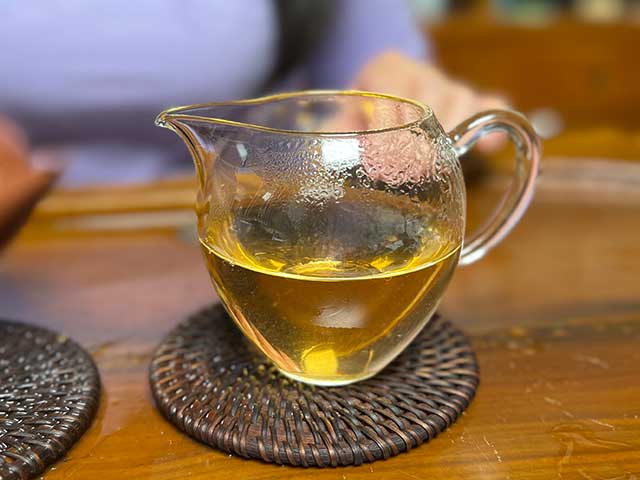 图为新华国茶2013年茶国一号青饼洗茶润茶头道汤体