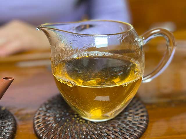 图为新华国茶2013年茶国一号青饼洗茶润茶第二道汤体