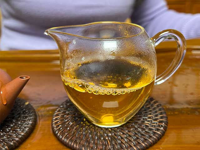 图为新华国茶2013年茶国一号青饼品鉴头道汤体