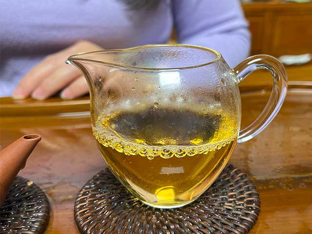 图为新华国茶2013年茶国一号青饼品鉴第五道汤体