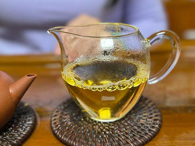 图为新华国茶2013年茶国一号青饼品鉴第六道汤体