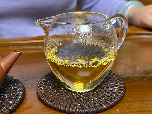 图为新华国茶2013年茶国一号青饼品鉴第七道汤体