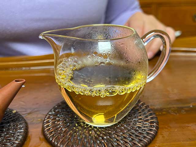 图为新华国茶2013年茶国一号青饼品鉴第八道汤体