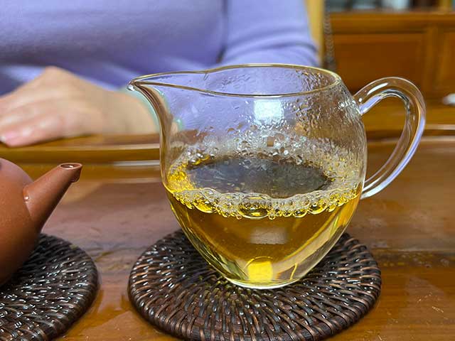 图为新华国茶2013年茶国一号青饼品鉴第九道汤体