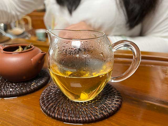 图为私藏茶2002年班章小青饼250克饼品鉴第七道汤体