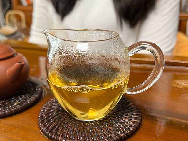 图为私藏茶2002年班章小青饼250克饼品鉴第八道汤体