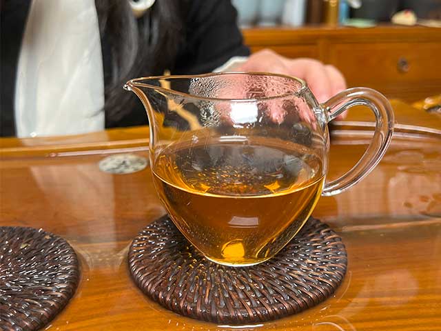 图为紫玉2005忙肺古树春尖400克饼洗茶润茶头道茶汤