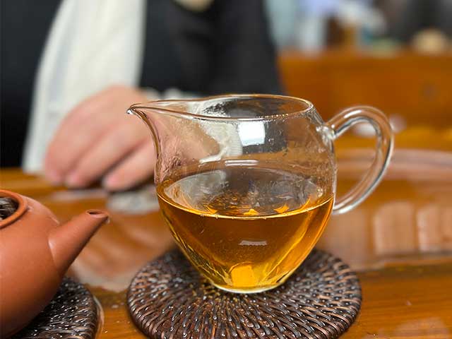 图为紫玉2005忙肺古树春尖400克饼洗茶润茶第二道茶汤