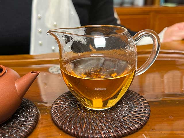 图为紫玉2005忙肺古树春尖400克饼品鉴头道茶汤