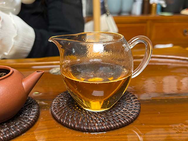 图为紫玉2005忙肺古树春尖400克饼品鉴第二道茶汤