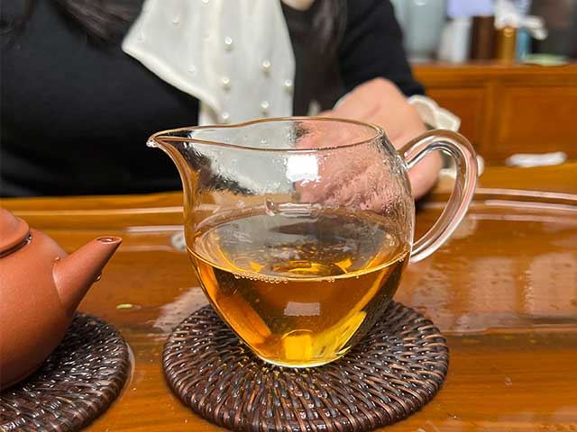 图为紫玉2005忙肺古树春尖400克饼品鉴第三道茶汤