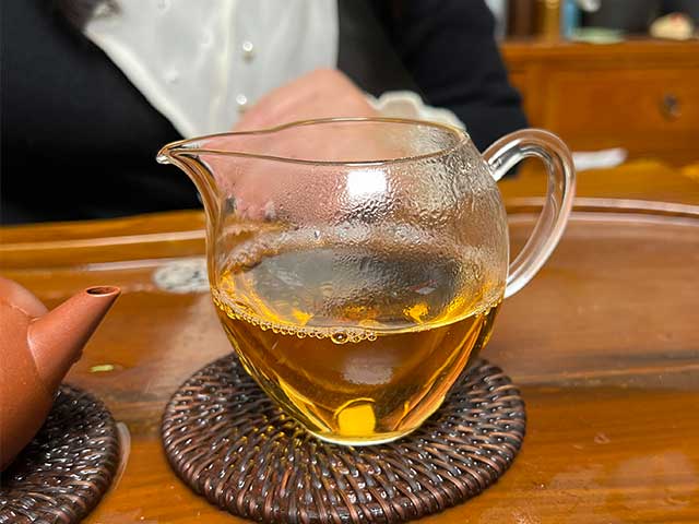 图为紫玉2005忙肺古树春尖400克饼品鉴第六道茶汤