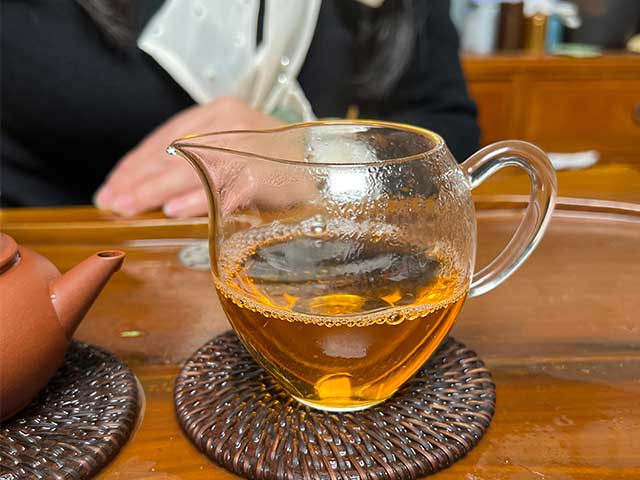 图为紫玉2005忙肺古树春尖400克饼品鉴第九道茶汤