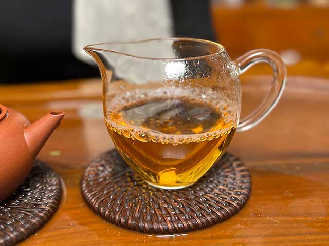 图为紫玉2005忙肺古树春尖400克饼品鉴第十道茶汤