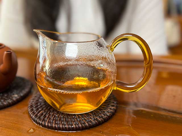 图为2000年易武乔木青饼品鉴第3道茶汤