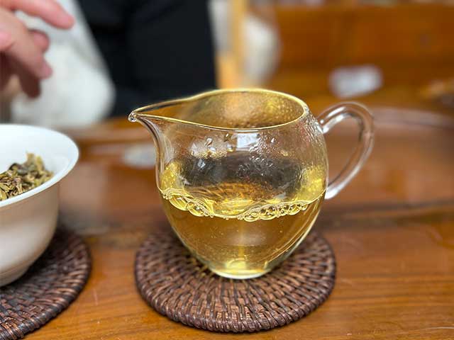 图为蓝版2022摆尾箐古树茶小饼品鉴第四道茶汤