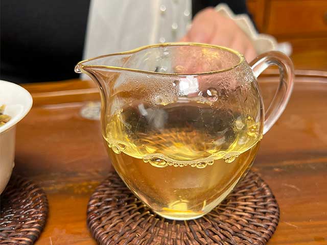 图为蓝版2022摆尾箐古树茶小饼品鉴第六道茶汤