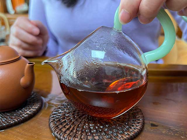 图为70年代易武千两茶品鉴第二道茶汤
