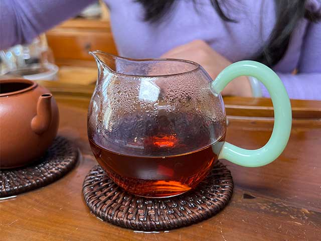 图为70年代易武千两茶品鉴第三道茶汤