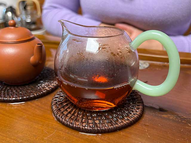 图为70年代易武千两茶品鉴第十道茶汤