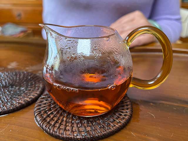 图为80年代末无纸飞台铁饼品鉴第十道茶汤