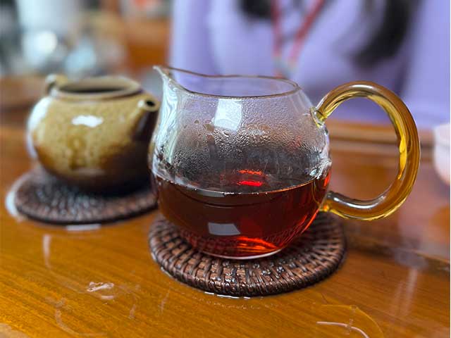 图为80年代末无纸飞台铁饼品鉴头道茶汤