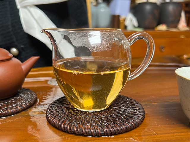 图为紫玉茶厂2006年忙肺老茶洗茶润茶头道茶汤