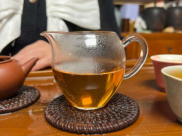 图为紫玉茶厂2006年忙肺老茶醒茶润茶第二道茶汤