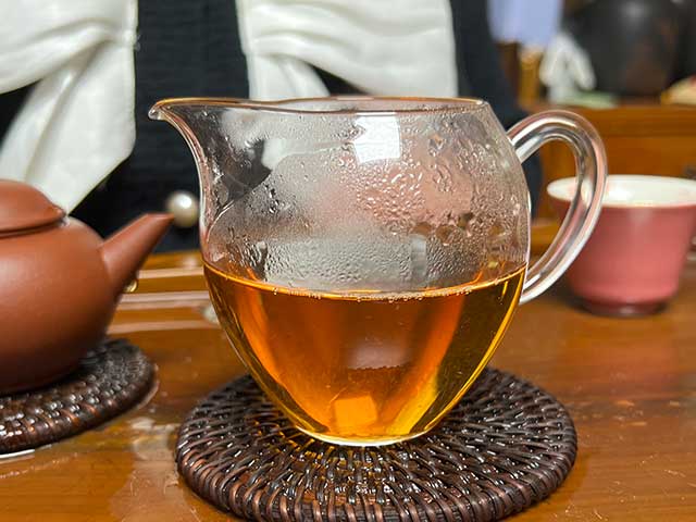 图为紫玉茶厂2006年忙肺老茶品鉴头道茶汤