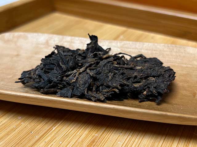 图为1999年9902批易武正山大叶青红印圆茶