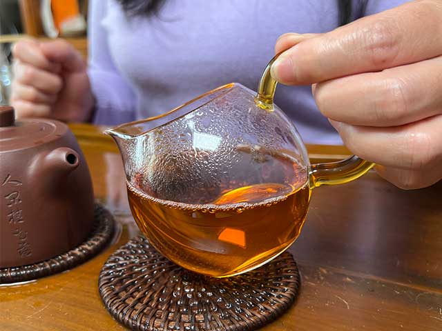 图为1999年9902批易武正山大叶青红印圆茶品鉴第十道茶汤