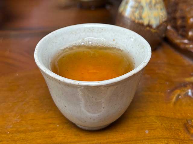 图为1999年9902批易武正山大叶青红印圆茶品鉴第十道茶汤