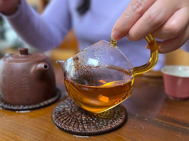 图为1999年9902批易武正山大叶青红印圆茶品鉴第八道茶汤