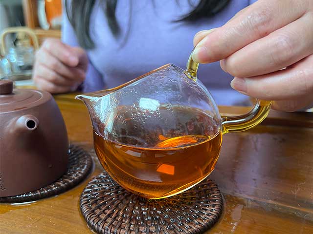 图为1999年9902批易武正山大叶青红印圆茶品鉴第四道茶汤