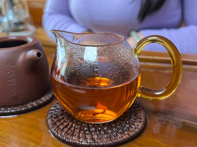 图为1999年9902批易武正山大叶青红印圆茶品鉴第三道茶汤