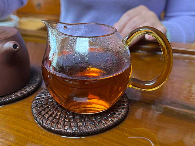 图为1999年9902批易武正山大叶青红印圆茶品鉴第二道茶汤