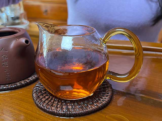 图为1999年9902批易武正山大叶青红印圆茶品鉴头道茶汤