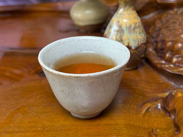 图为1999年9902批易武正山大叶青红印圆茶品鉴头道茶汤