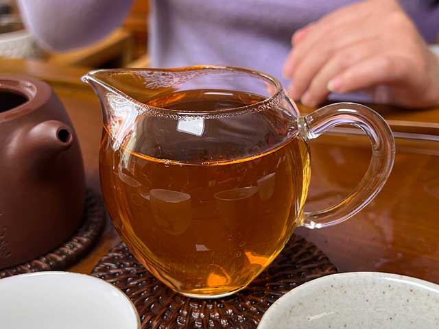 图为1999年9902批易武正山大叶青红印圆茶洗茶润茶头道汤体