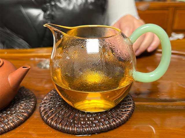 图为2008年班章八八青饼洗茶润茶第二道汤体