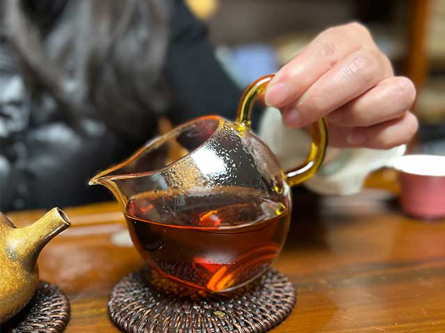 图为80年代无飞红印铁饼品鉴第二道茶汤