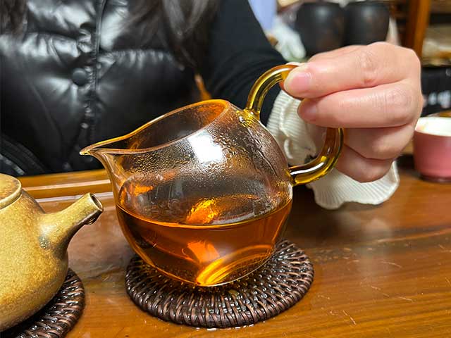 图为80年代无飞红印铁饼品鉴第八道茶汤