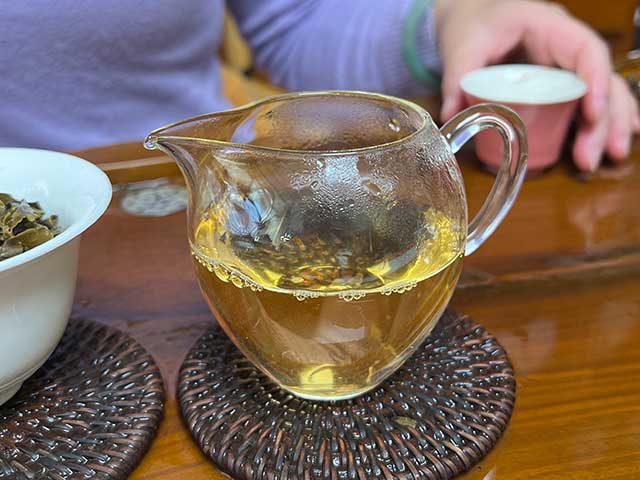 图为私人定制茶2018年三境古树青饼品鉴头道茶汤