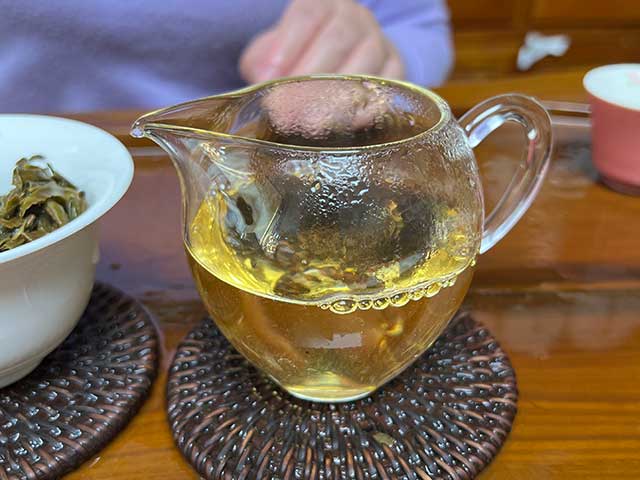 图为私人定制茶2018年三境古树青饼品鉴第二道茶汤